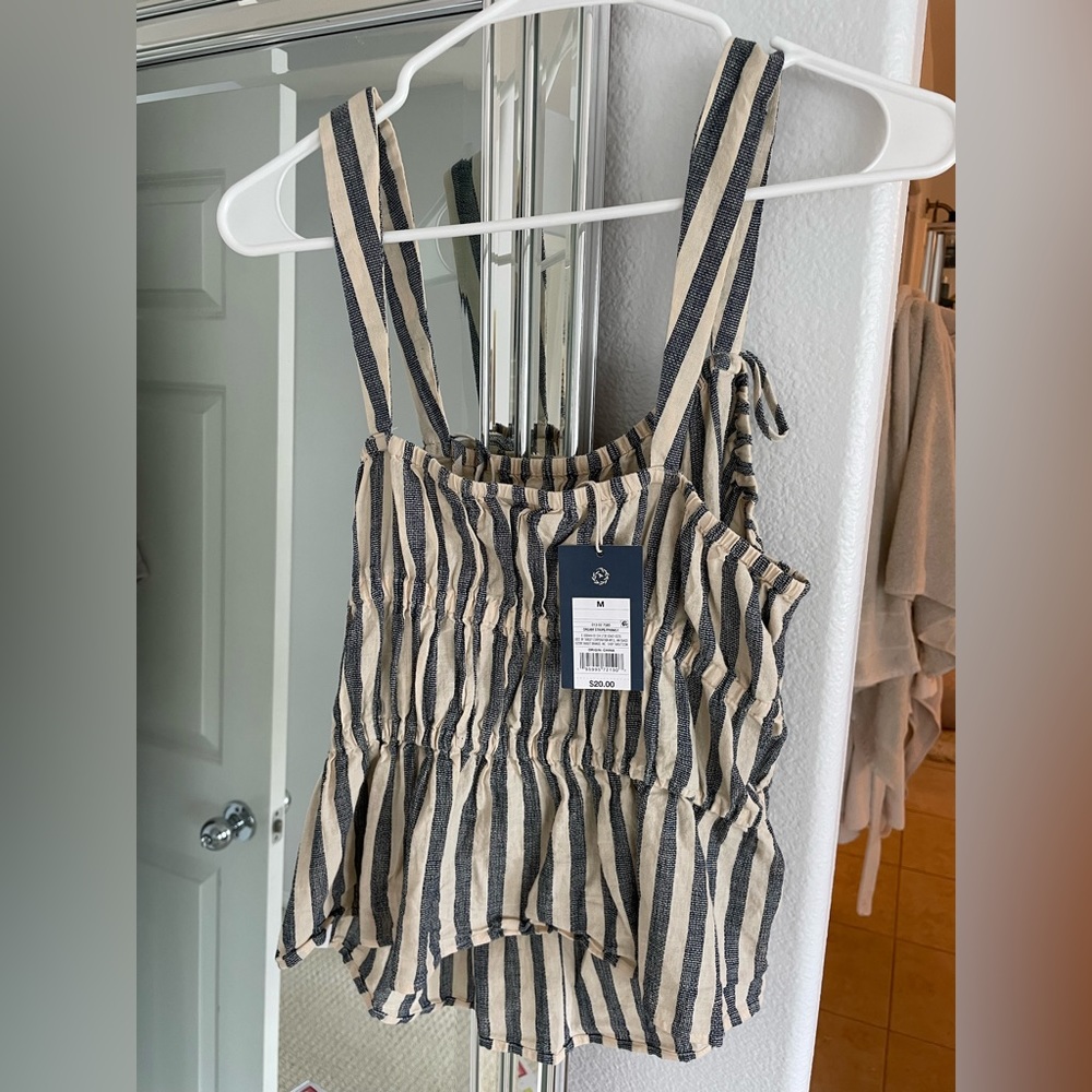 Brand new, never worn, tags still on Universal Thread blouse in M